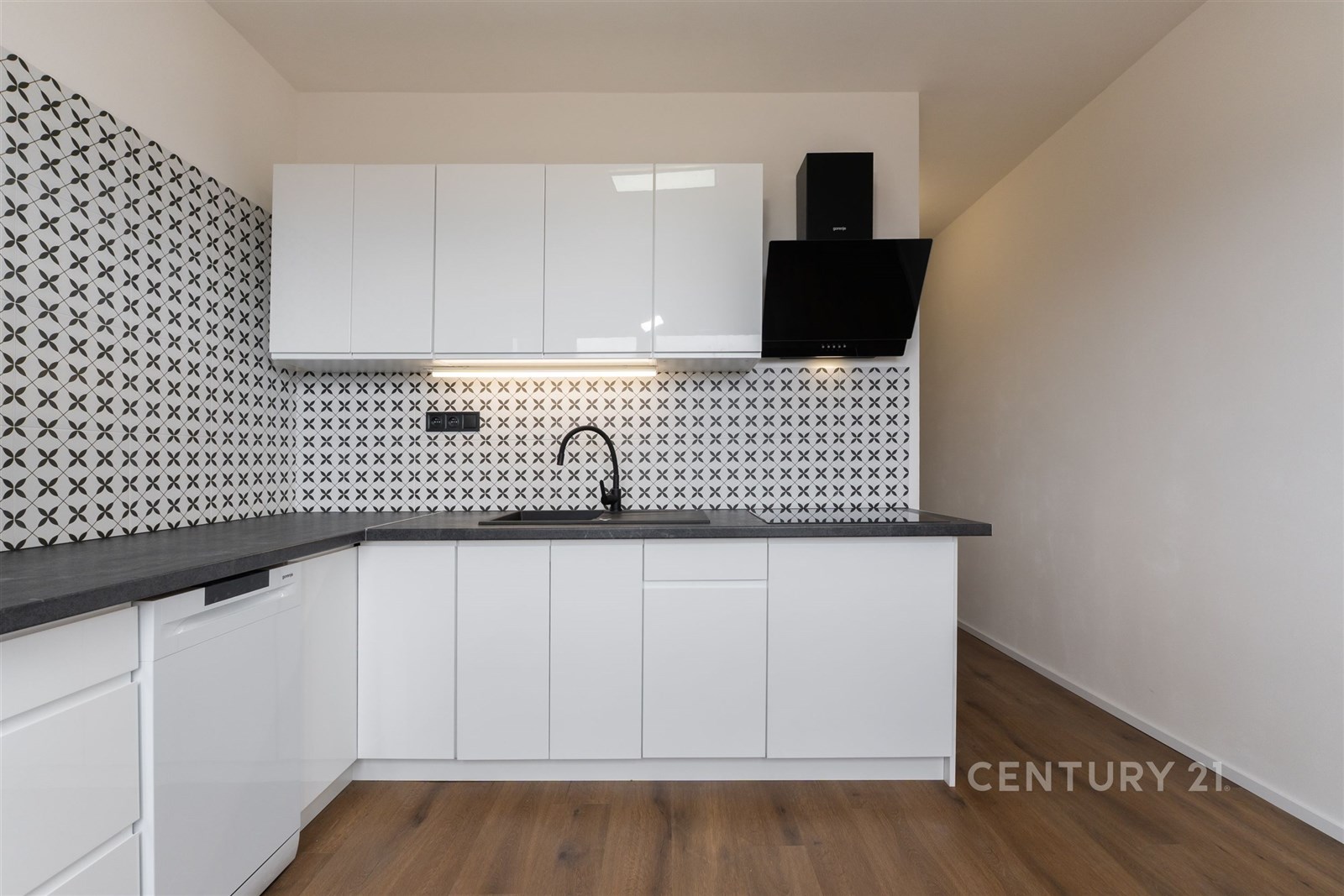 Moderní kuchyň, bílá lesklá dvířka, parketová podl