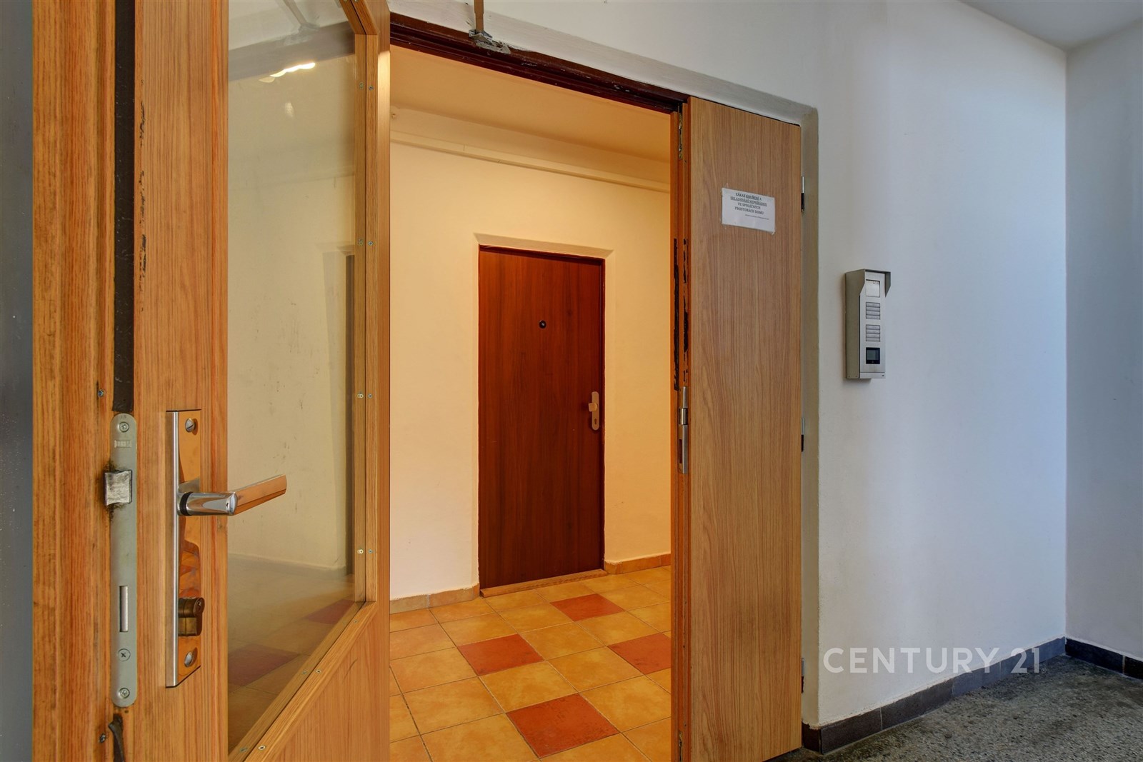 Vstupní hala s keramickou dlažbou, dřevěnými dveřm