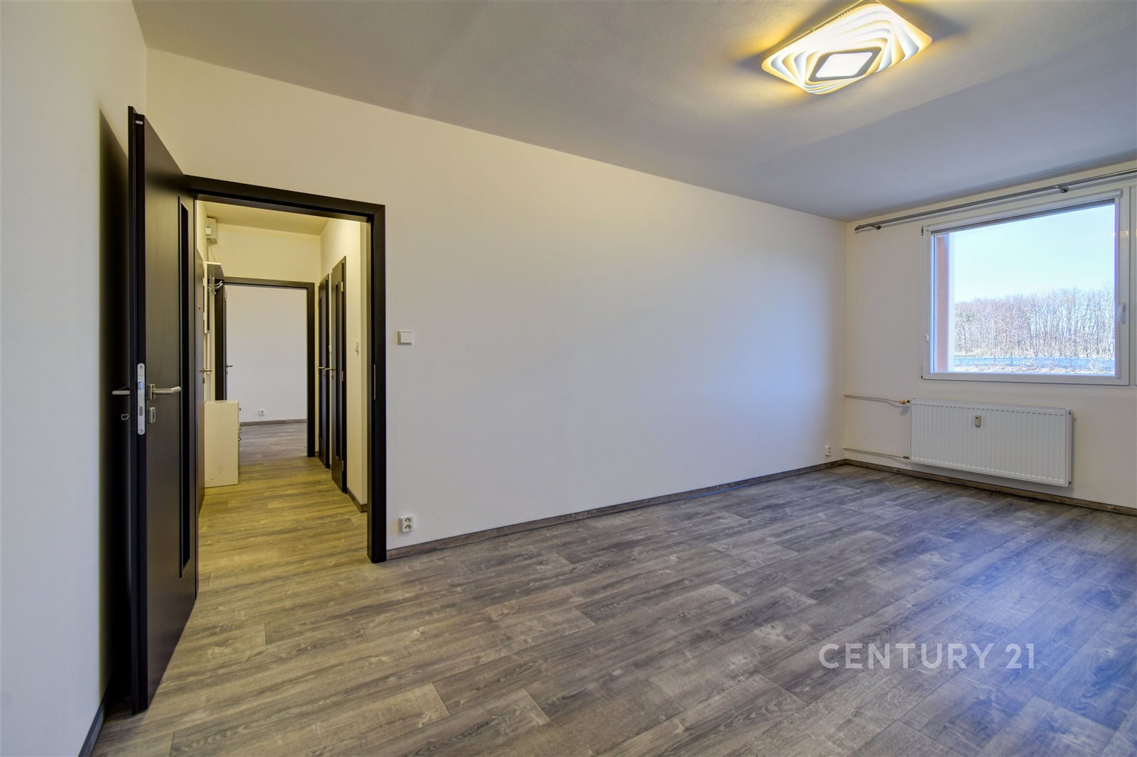 Světlý obývací pokoj, vinylová podlaha, velké okno