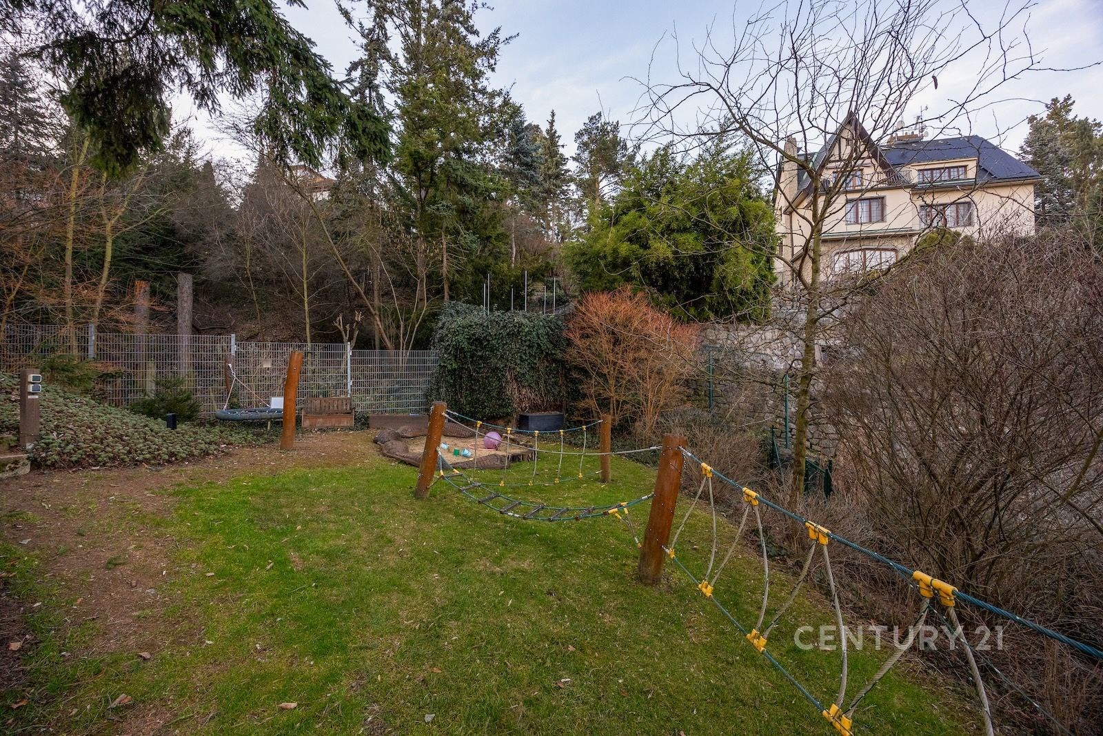 Dětské hřiště je součástí zahrady