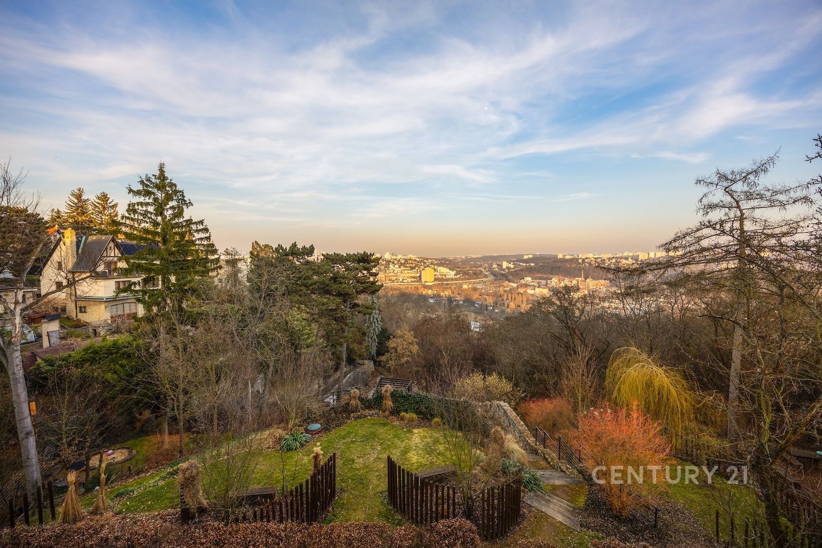 Výhled z bytu přes zahradu
