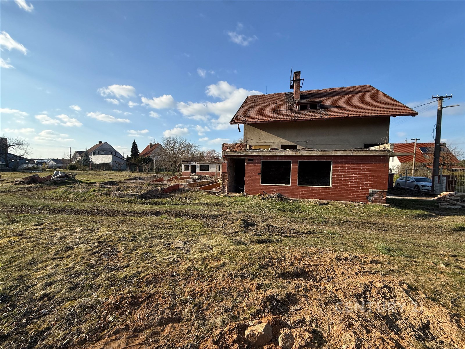 Na pozemku se nechází dům s vydaným demoličním vým