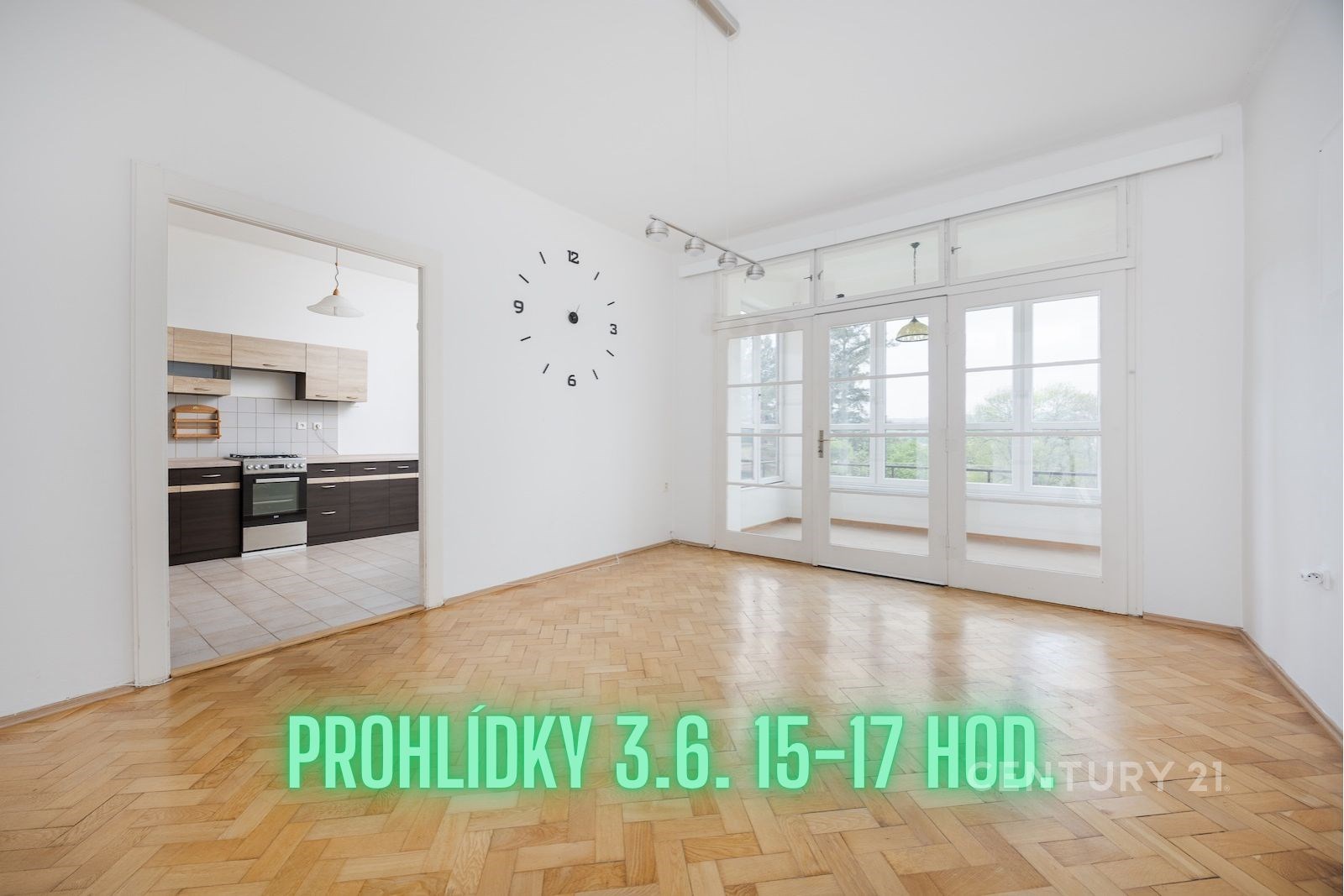 Prostorný obývací pokoj s parketovou podlahou a ve