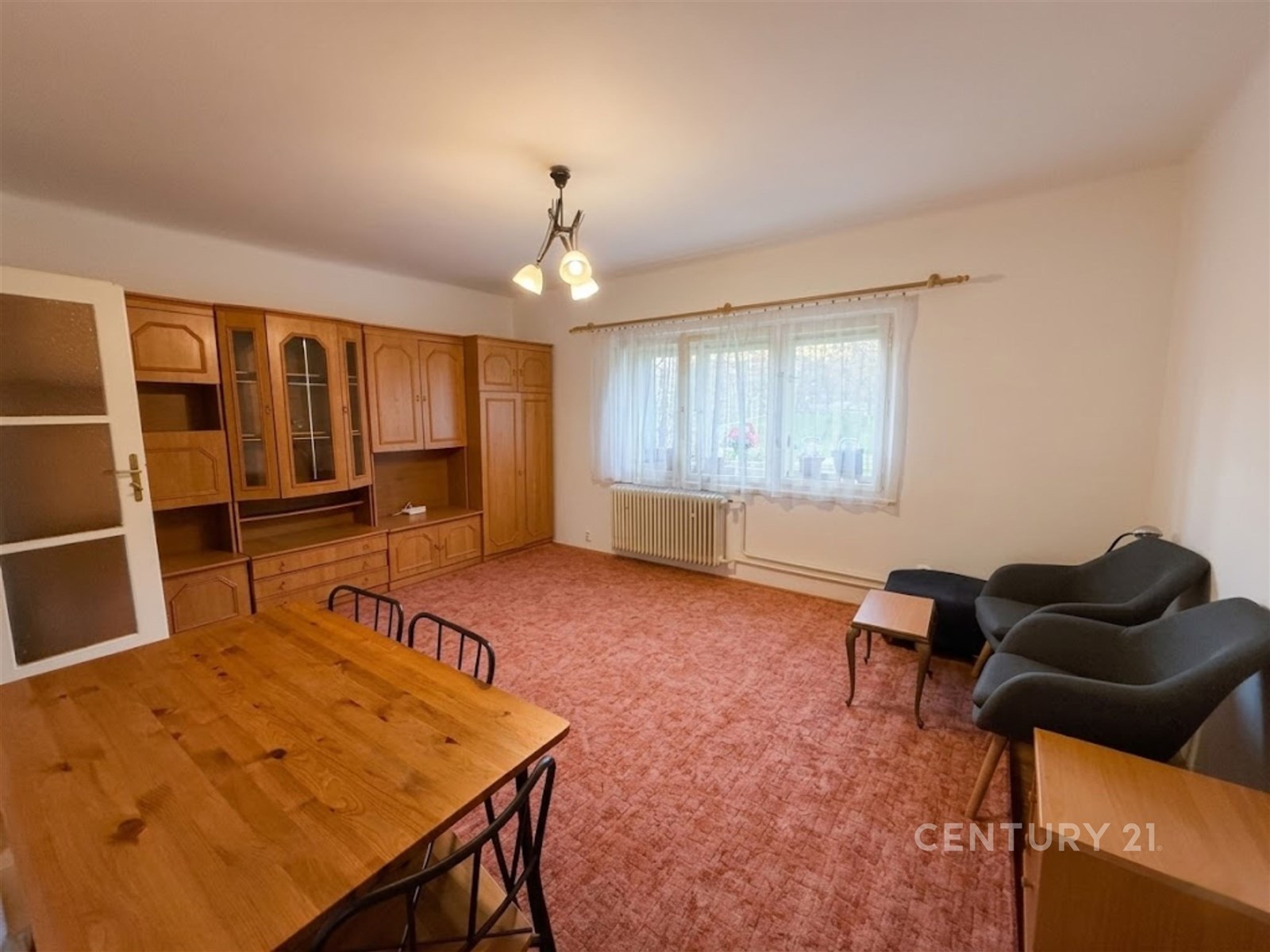 Obývací pokoj s výhledem do parku