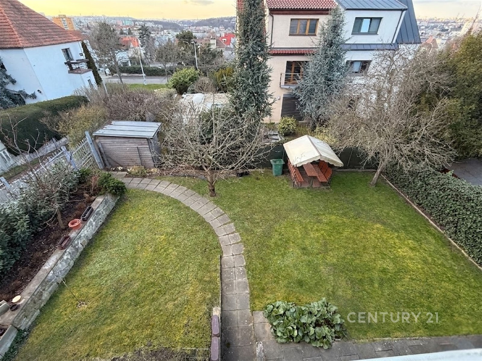 Možnost využít společnou zahradu s posezením