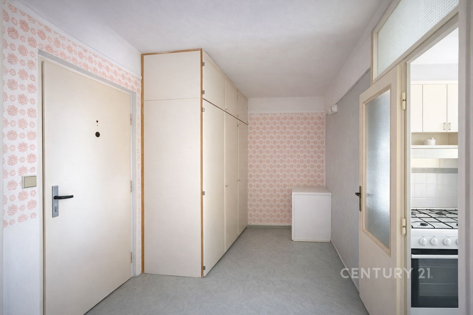 Předsíň s vestavěnými skříněmi, světle růžová tape