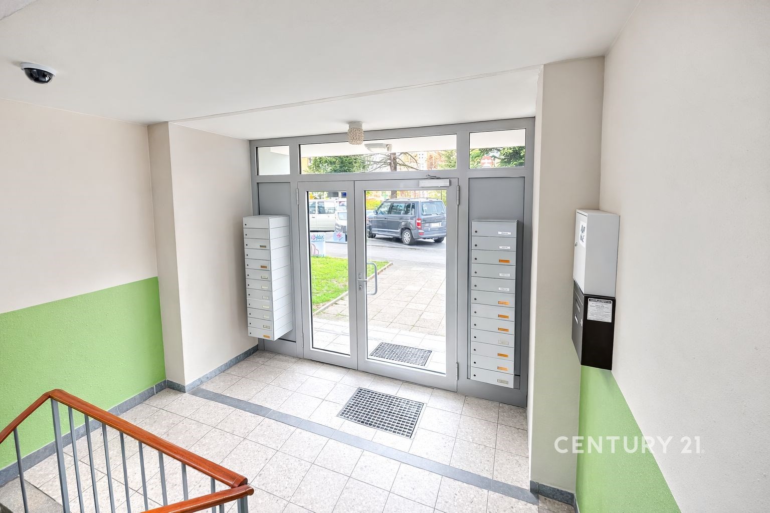 Vstupní hala panelového domu, dlažba, poštovní sch