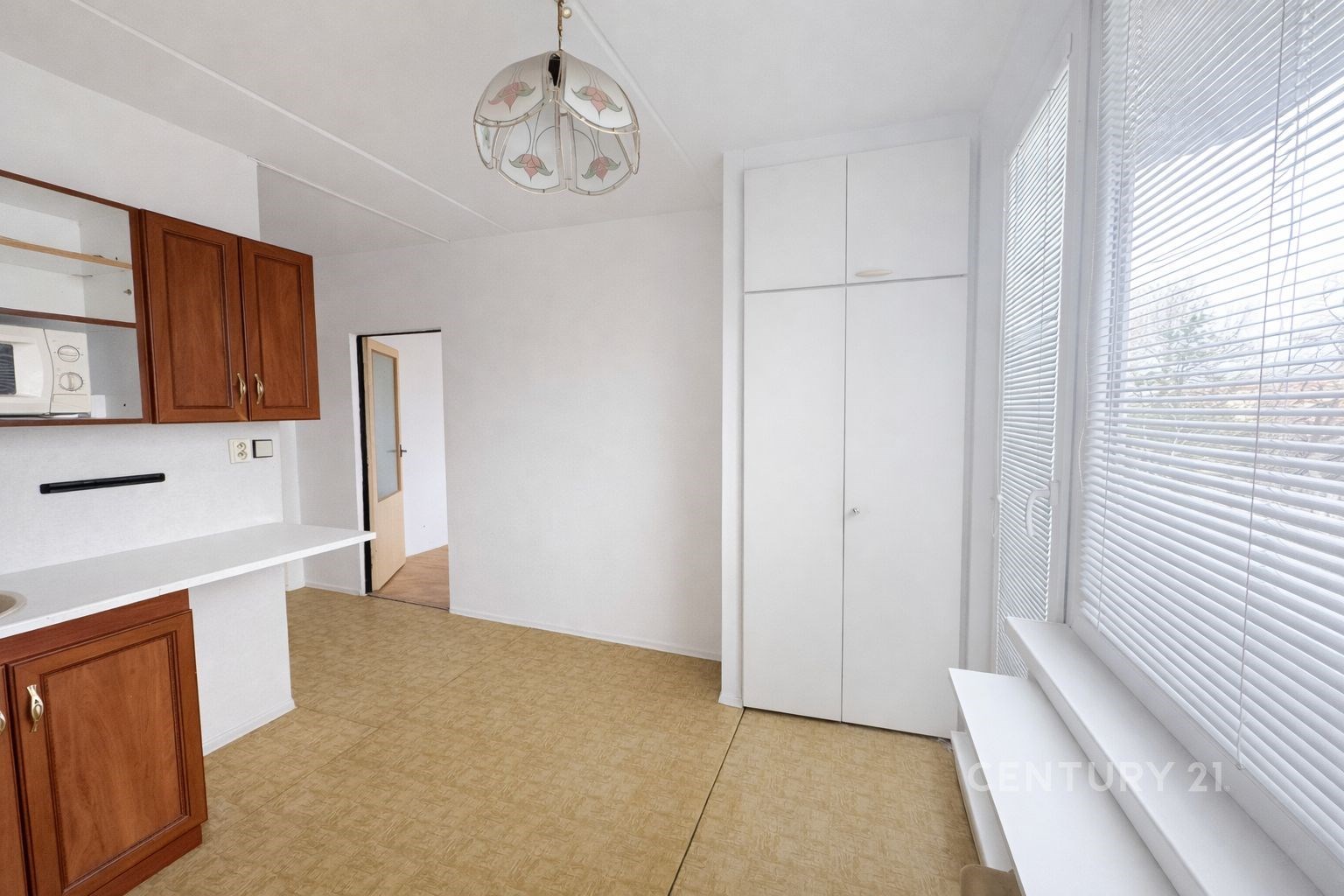 Světlá kuchyň s parketovou podlahou a vestavěnými 