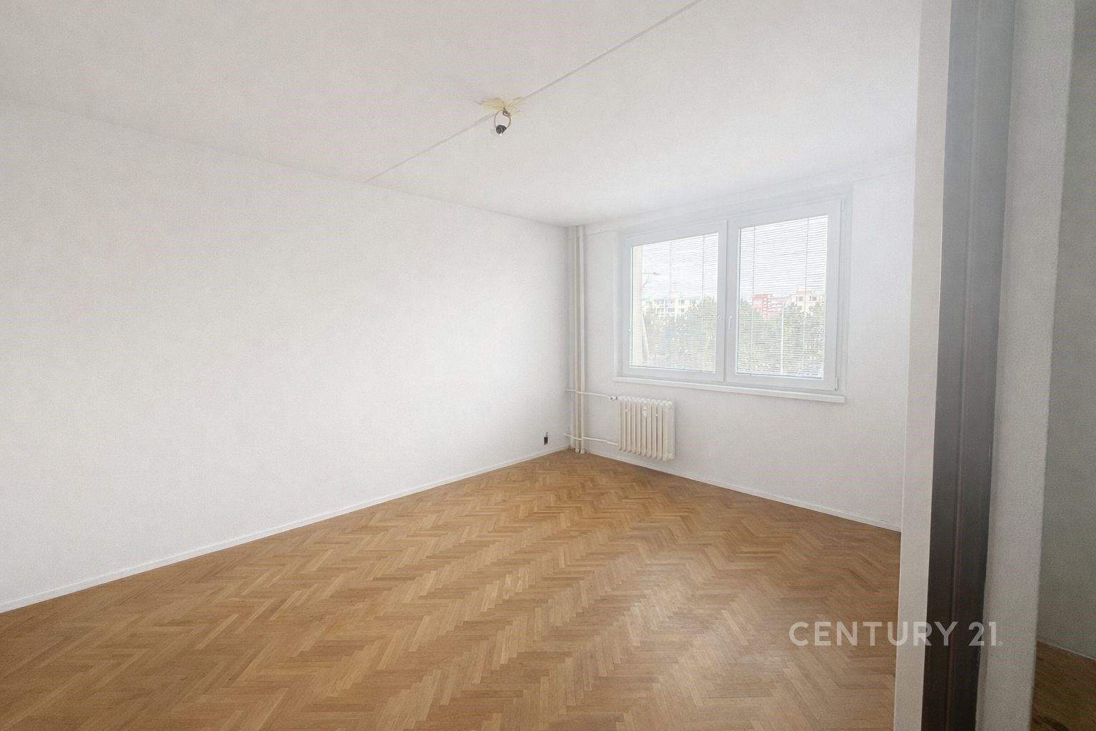 Prázdný obývací pokoj, parketová podlaha, velká ok