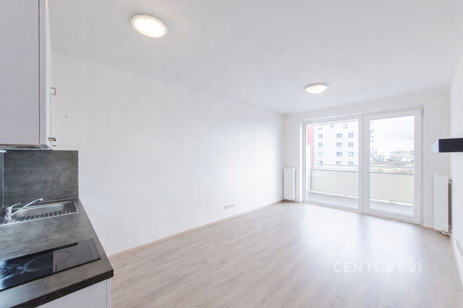 Světlý obývací pokoj s moderní parketovou podlahou