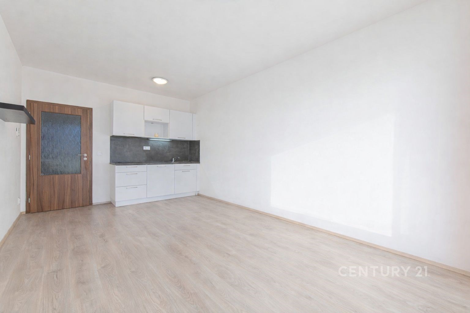 Světlý obývací pokoj s moderní kuchyní, parketová 