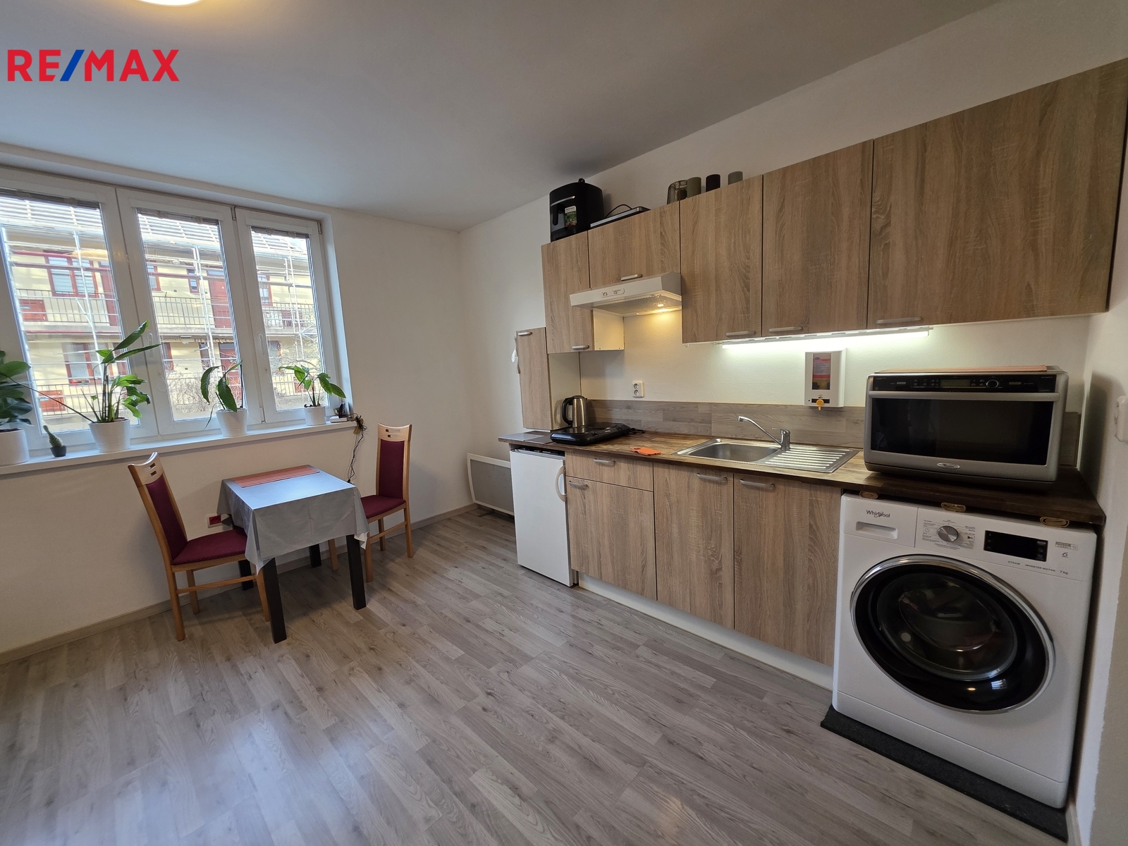 kuchyně a jídelní stůl