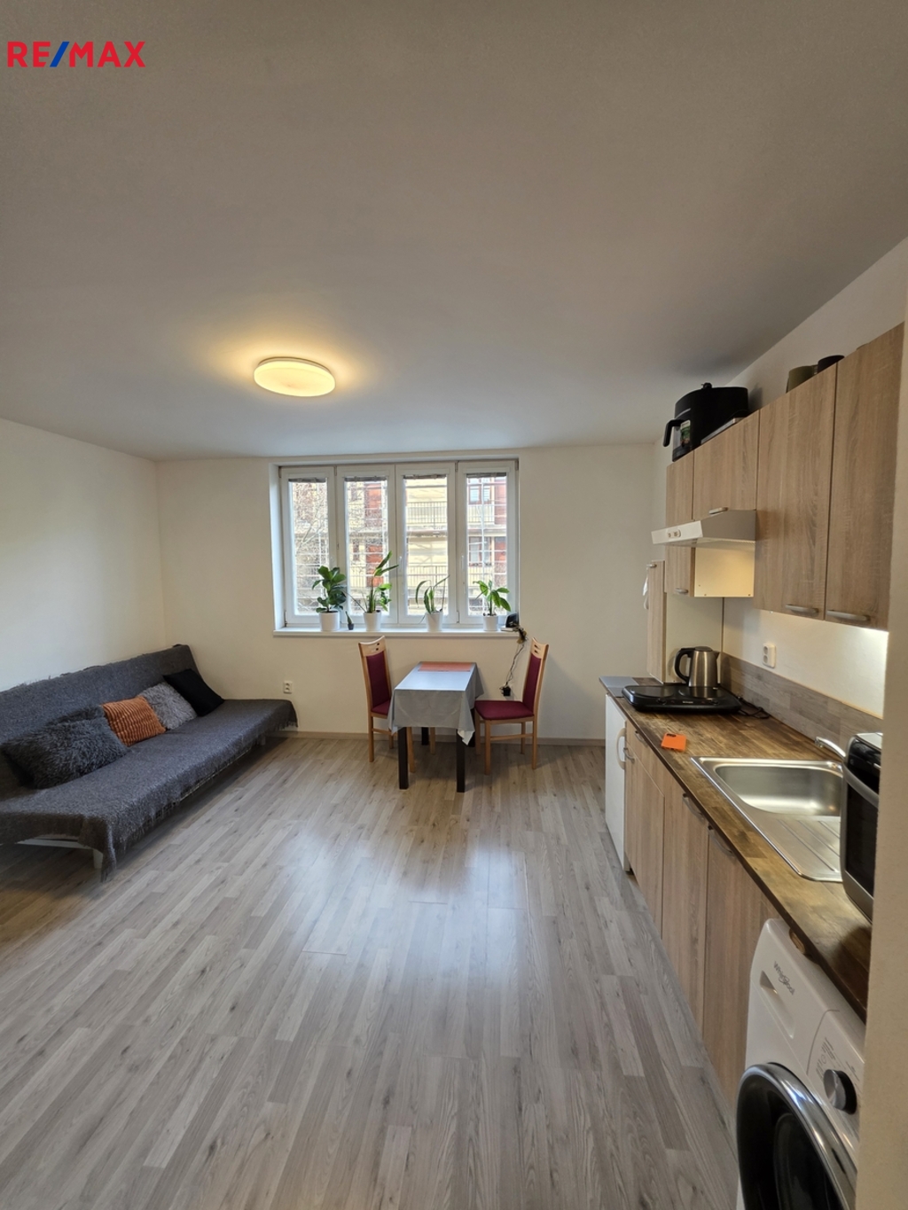 rozkládací sedačka s jídelním stolem a kuchynskou 