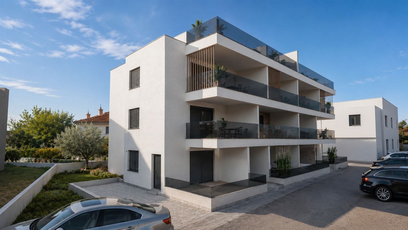 Moderní bytový dům s balkony, elegantní fasáda, pr