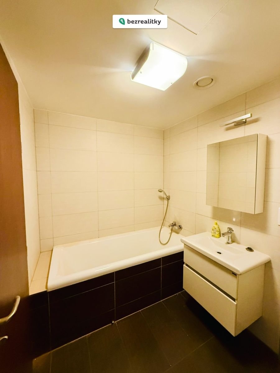 1791747012-xnlcprofux-18-koupelna-s-vanou-a-wc