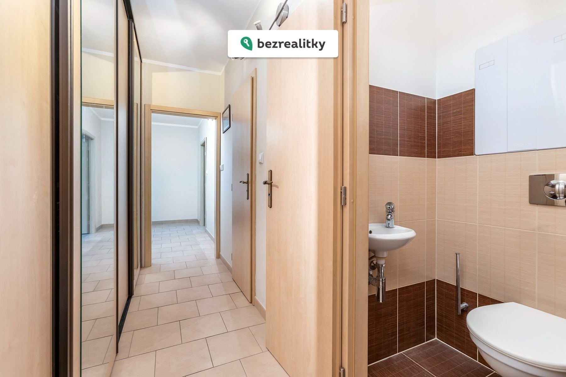 1772619147-gjsjajgaid-chodba-stredni-cast-2b-wc