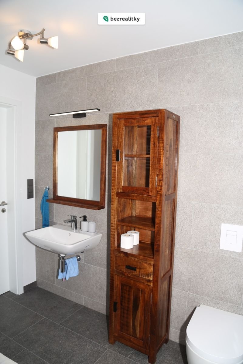 1762777436-ztxbdozmnh-img-8411