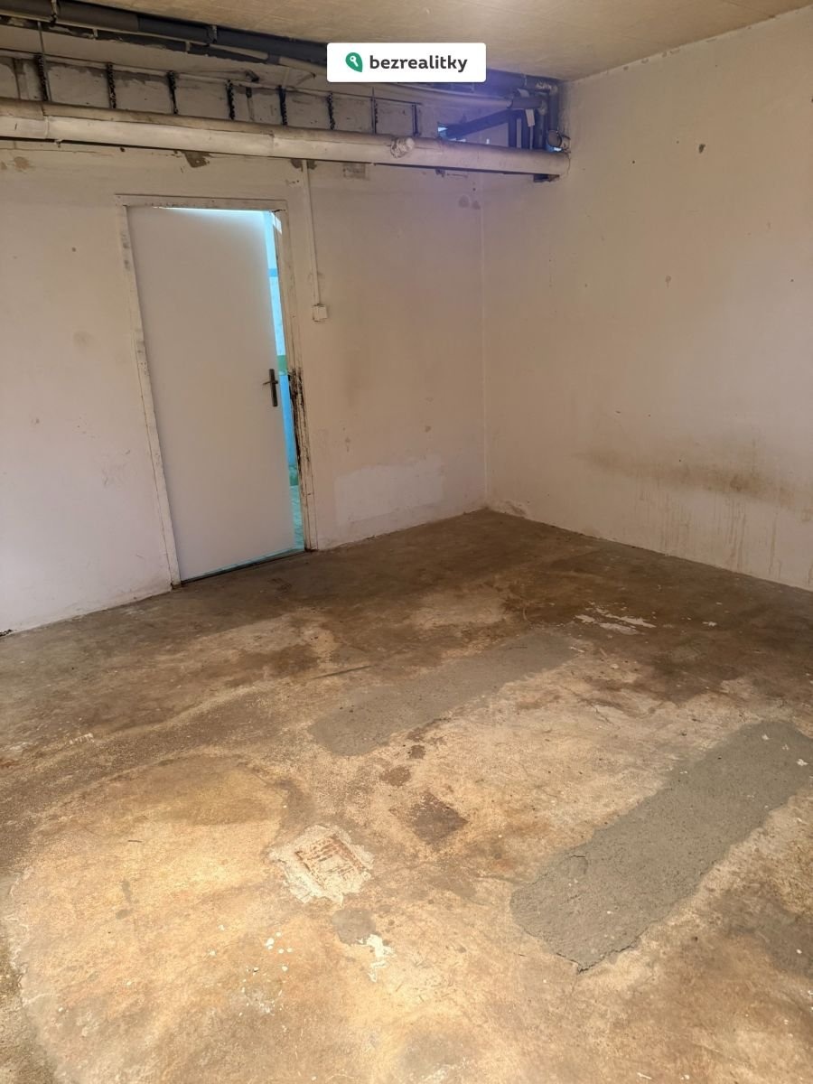 1769524410-oxrjtaaflo-3-pohled-od-okna-na-vchod