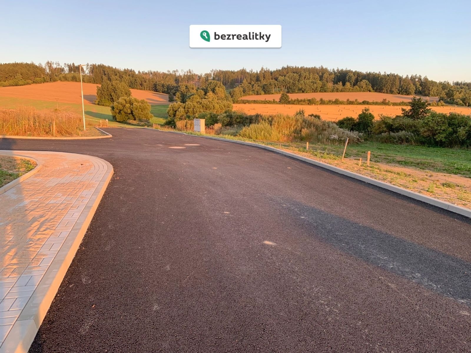 1764179299-dqcmxazmsh-detail-komunikace4