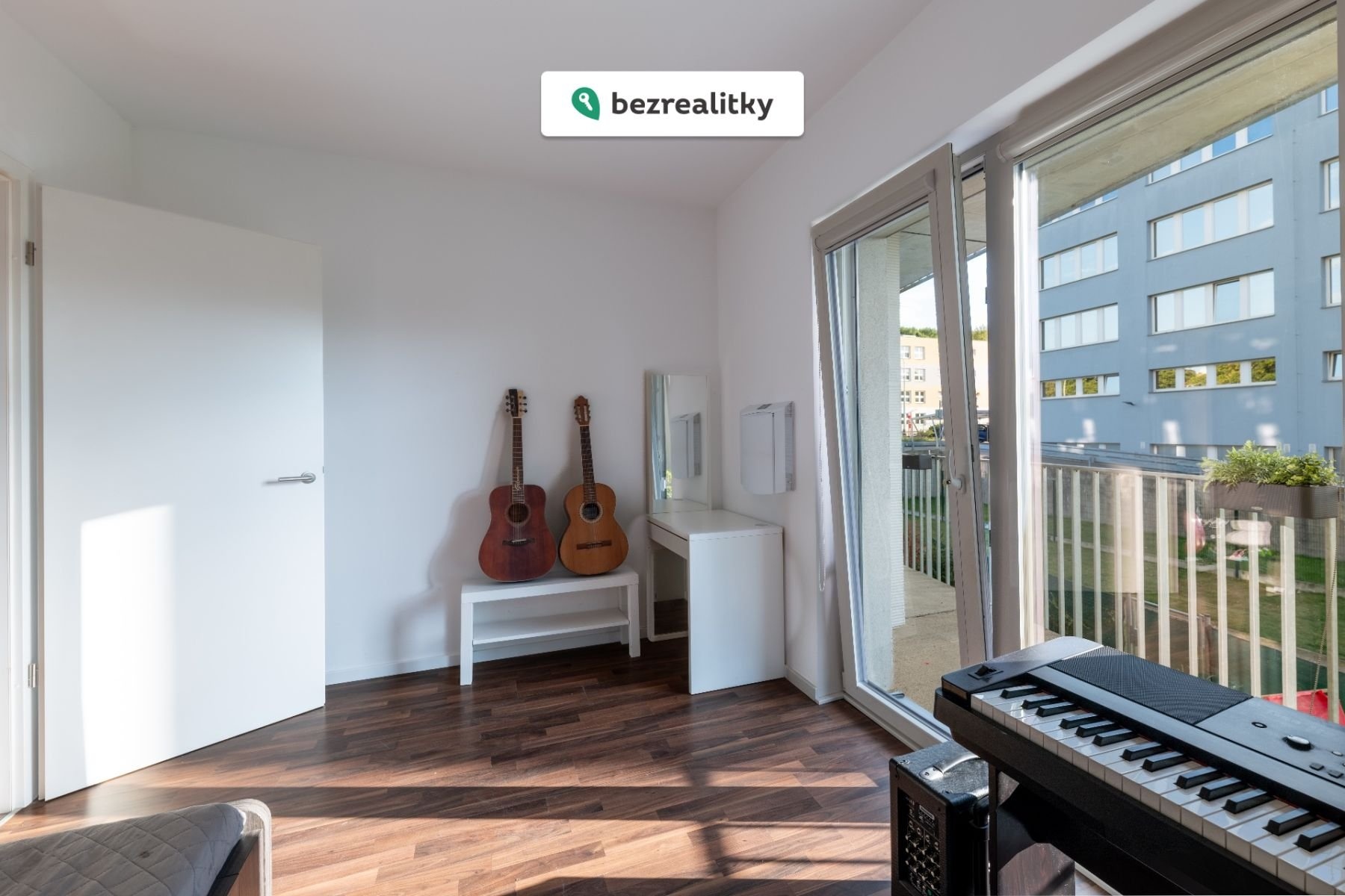 1764448703-bghcdsbgfz-pokoj-na-kytary