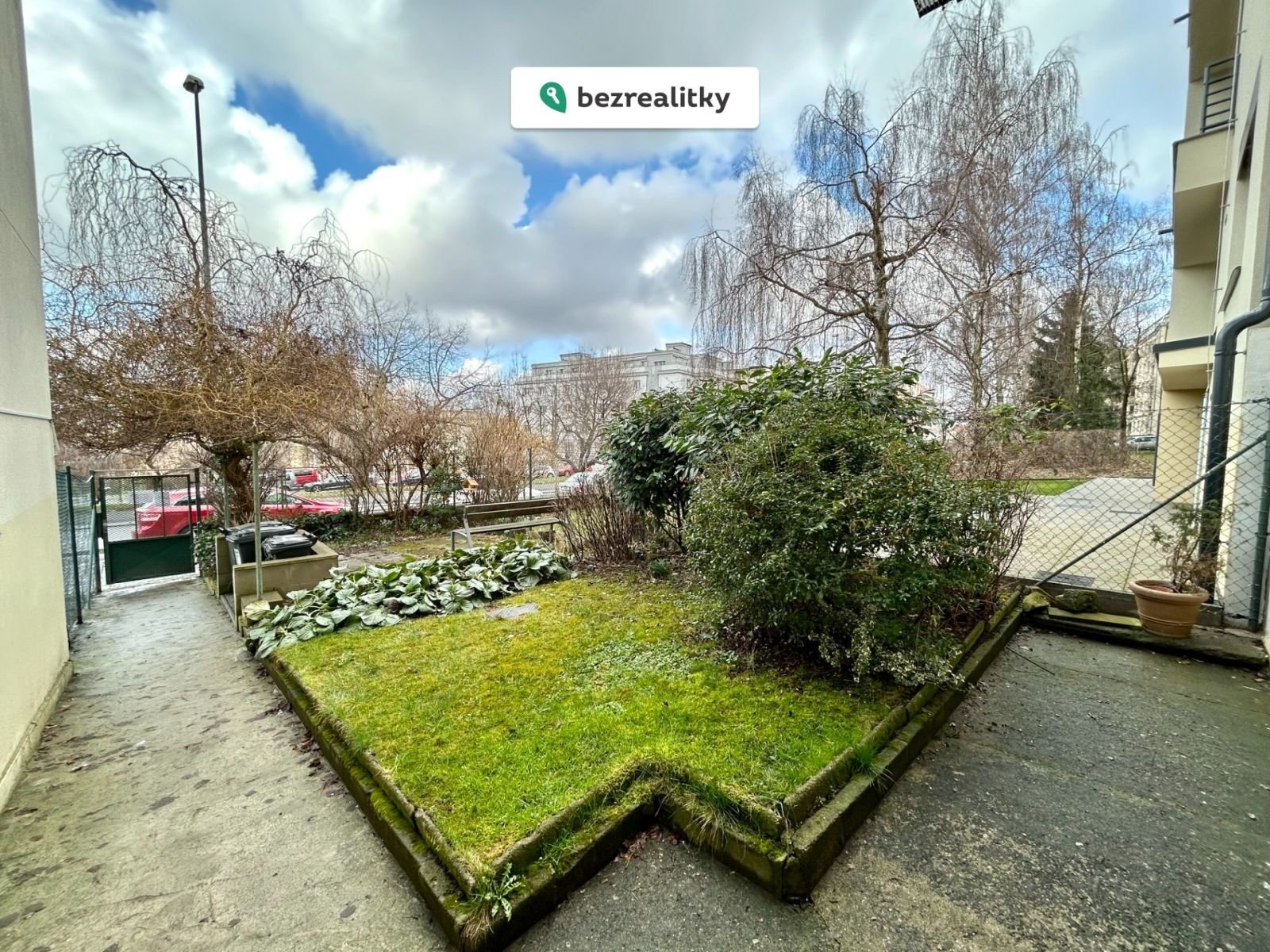 1774878670-fwvjhumsuk-zadn-c3-ad-vchod-byt