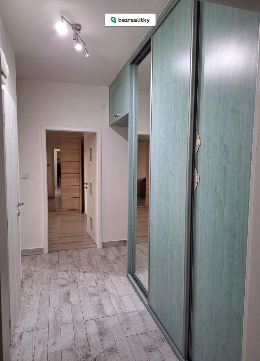 1764706400-aaxpbtgmud-chodba-2