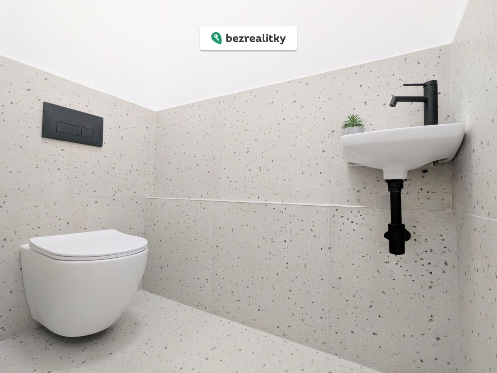 1775841734-xyxmgfpjgj-1000227879