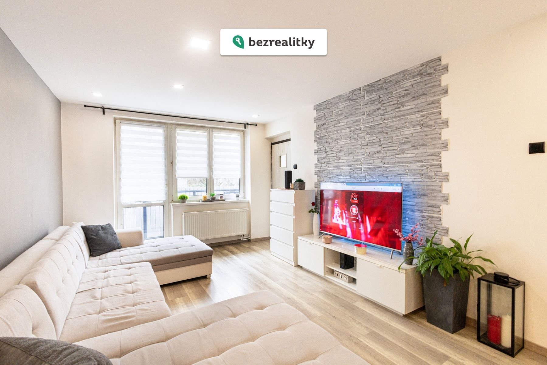 1775833352-hazlhvdeny-obyvak-ke-kuchyni-uw