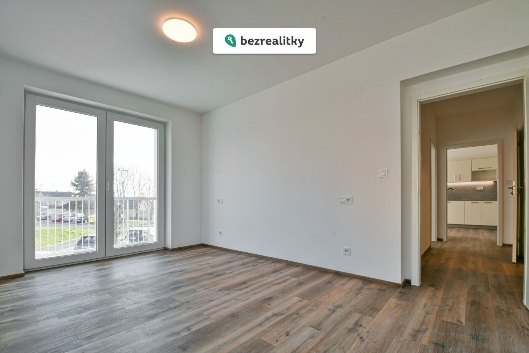 1760086076-pntyxnnbbv-mistnost-balkon-chodba
