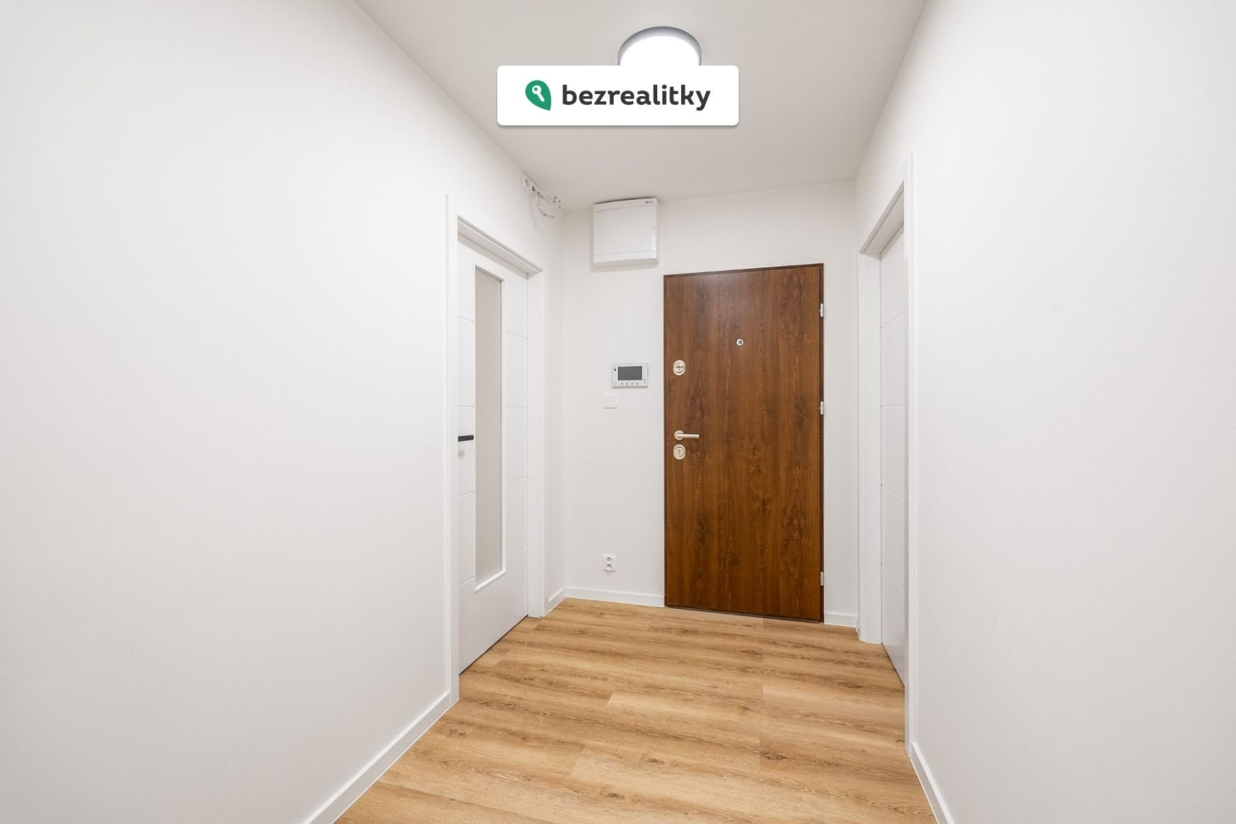 1763324067-dzricyekng-chodba-284-29