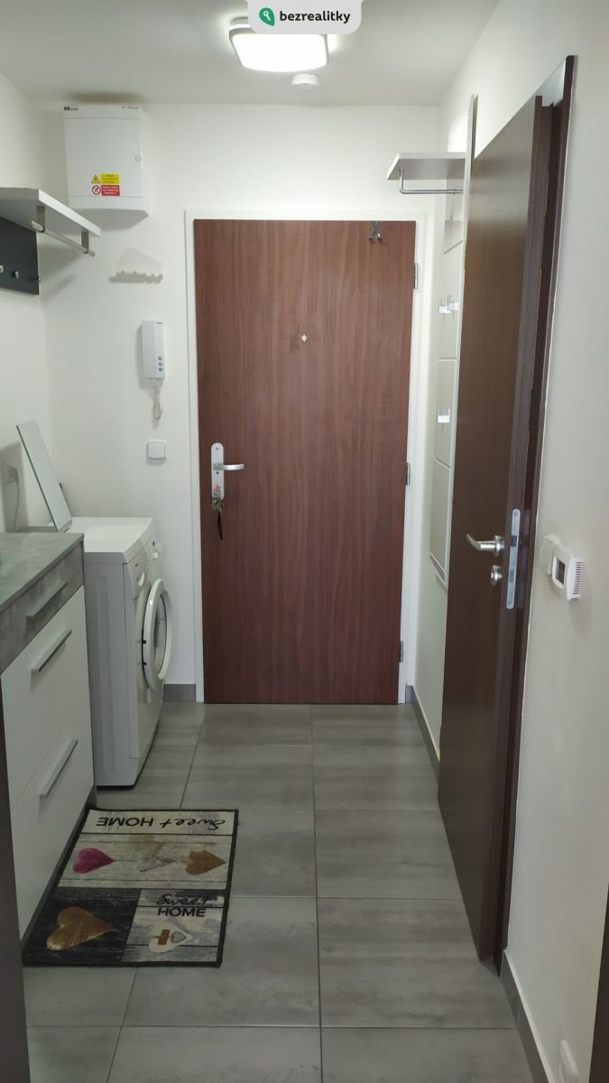 1748180526-tadfbcbdij-chodba-bytu