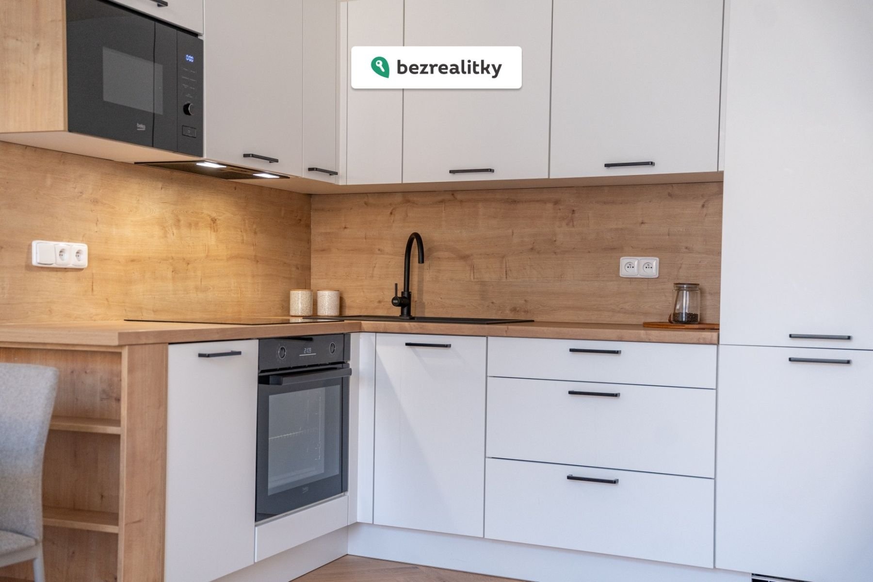 1772084671-spcgnkavev-3-detail-kuchyne-cc-8c