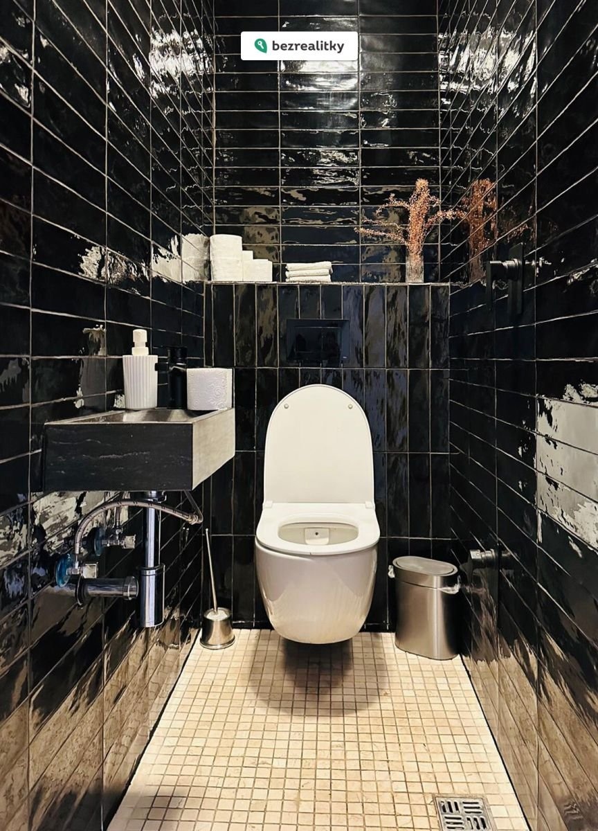 1732558272-zyaxnzqbik-wc-black