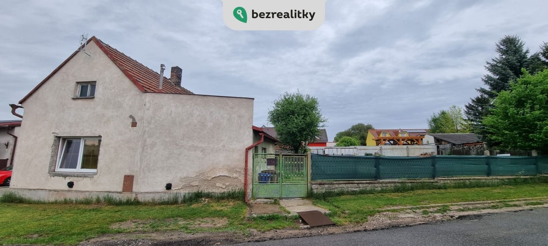 1747559227-wzaoxeffga-front-gate