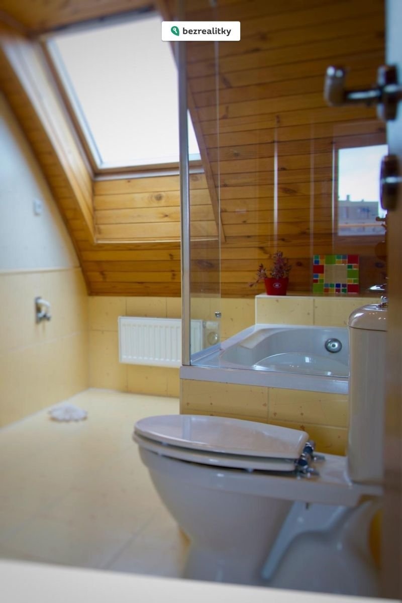 1756114060-grygxasdnd-upstairs-bathroom-4
