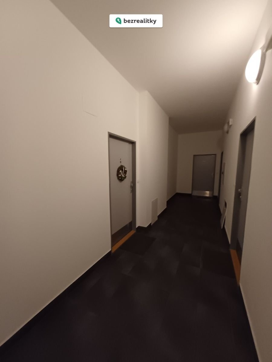 1759320938-gkfxbtuqof-hlavn-c3-ad-chodba-1