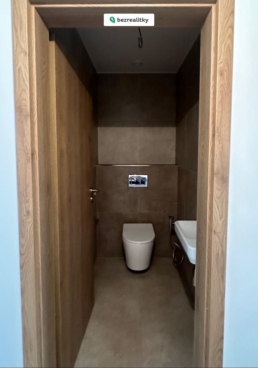 1760556297-ypgaxmqbyp-img-0466