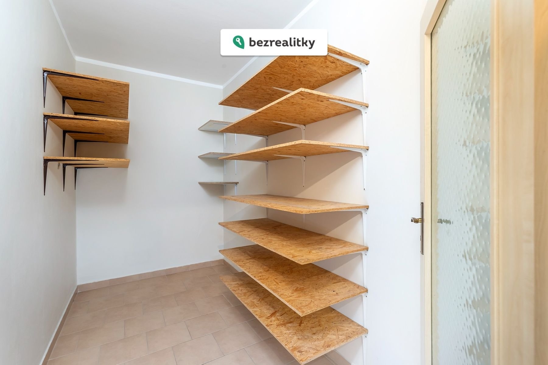 1772619155-thdkxcmoex-chodba-zadni-cast