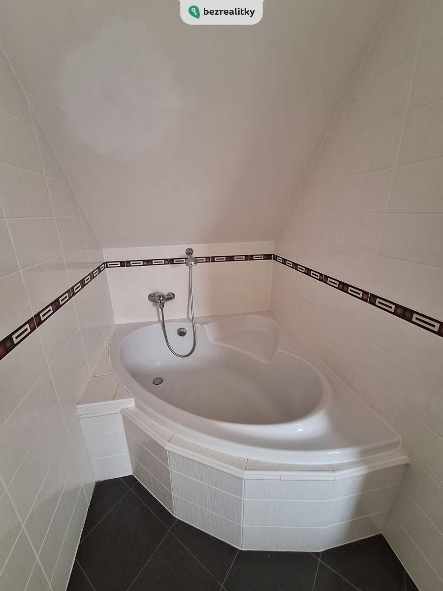 1748969593-wfzzegarjw-badezimmer-badewanne