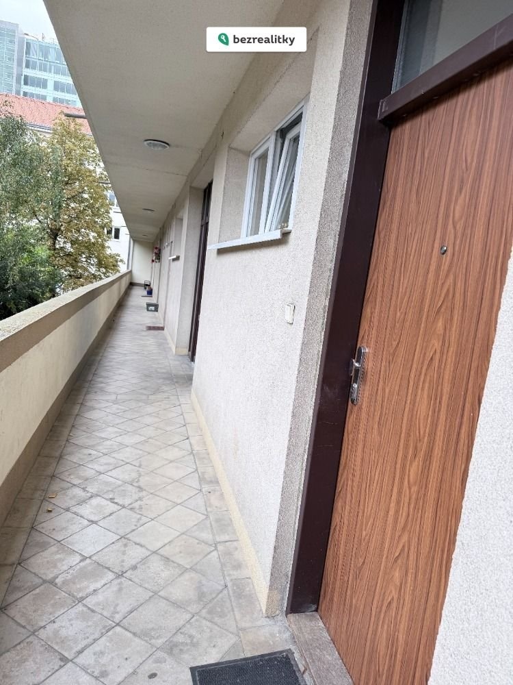 1759922975-img-1774