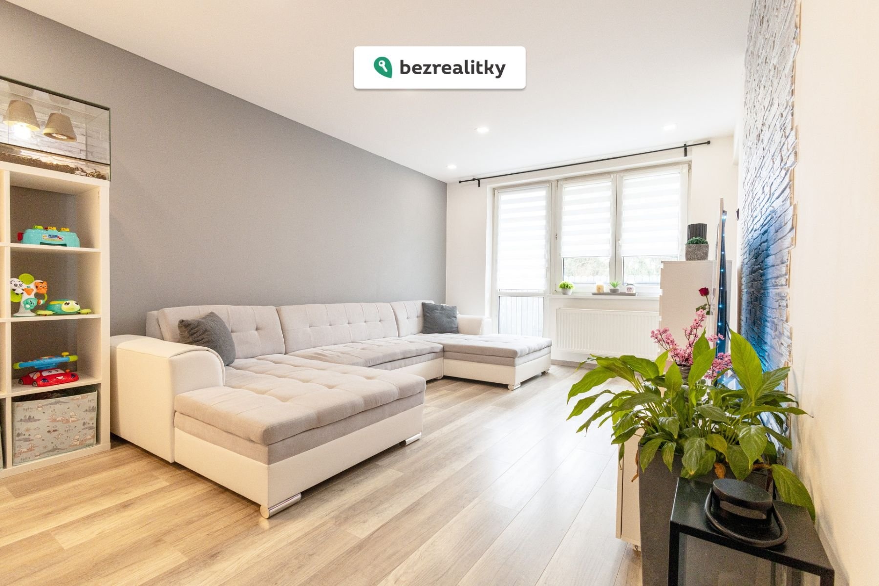 1775833348-piwfijyhzy-obyvak-od-kytky-w