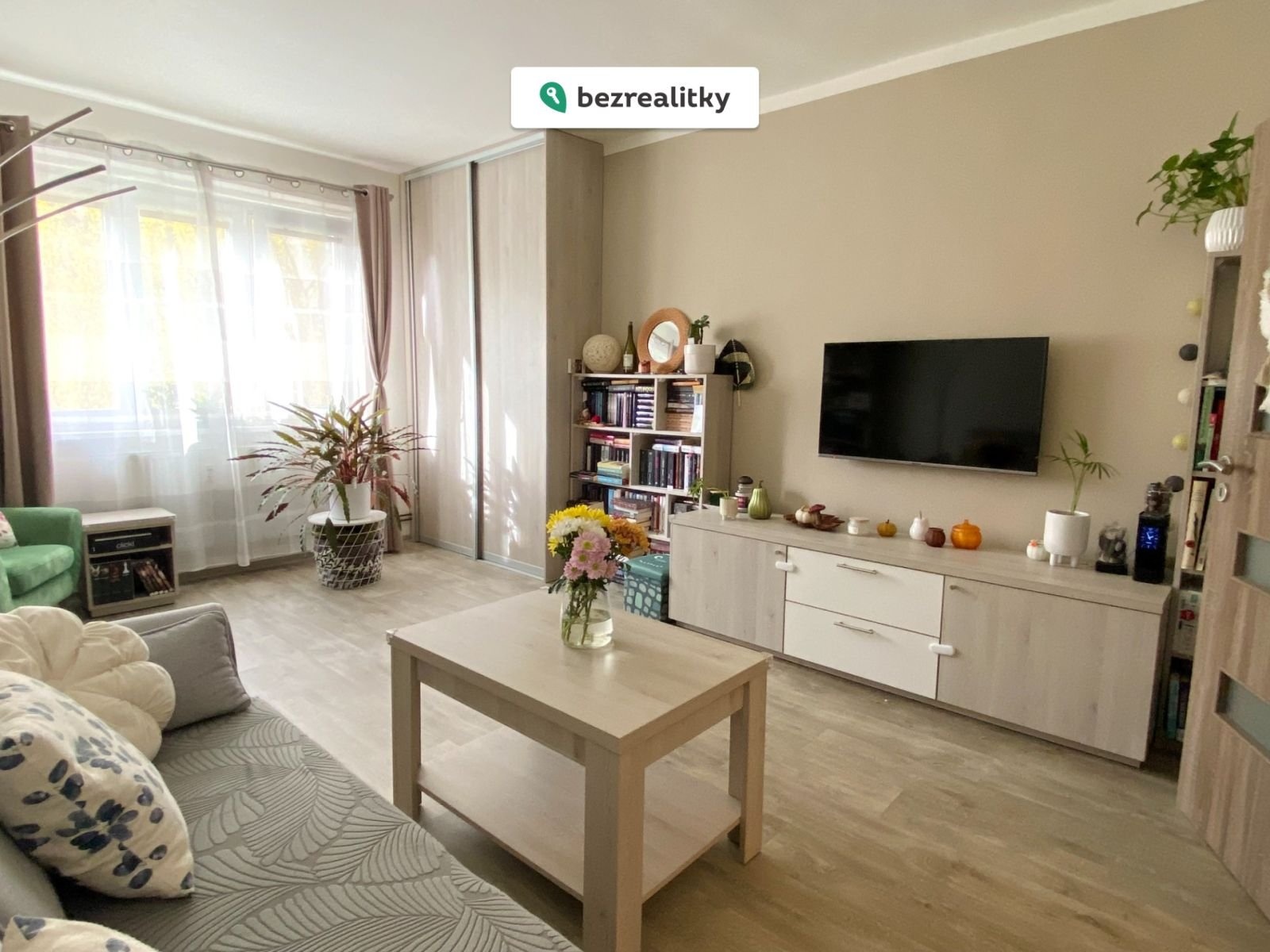 1761663268-qowjjbsgyk-1000049292