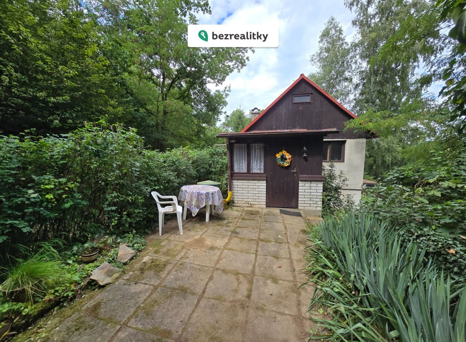 1758639593-dhmkrpezpf-pohled-na-verandu-a-chatu