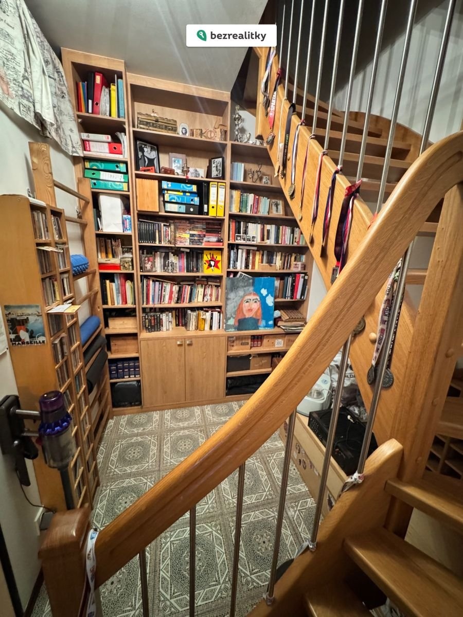 1764884362-juvawzisqc-knihovna-a-schodi-c5-a1t-c4-9b