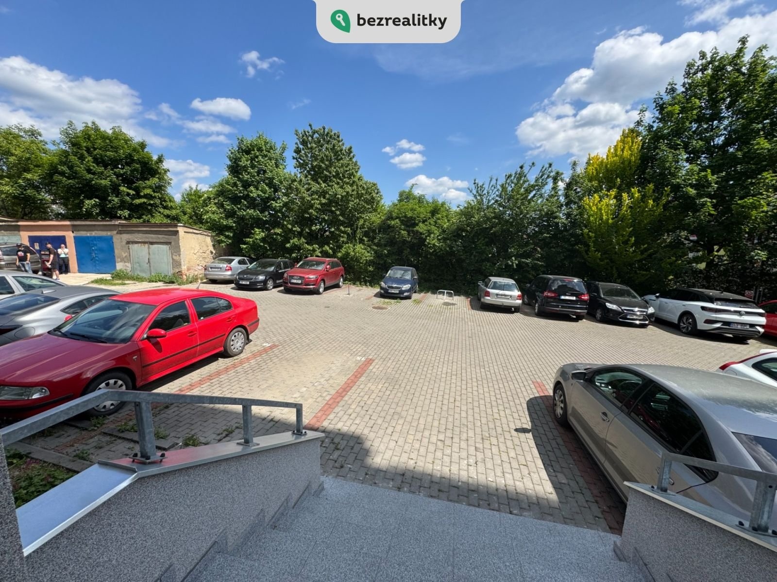 1746734250-vmuchjugde-parking-od-domu