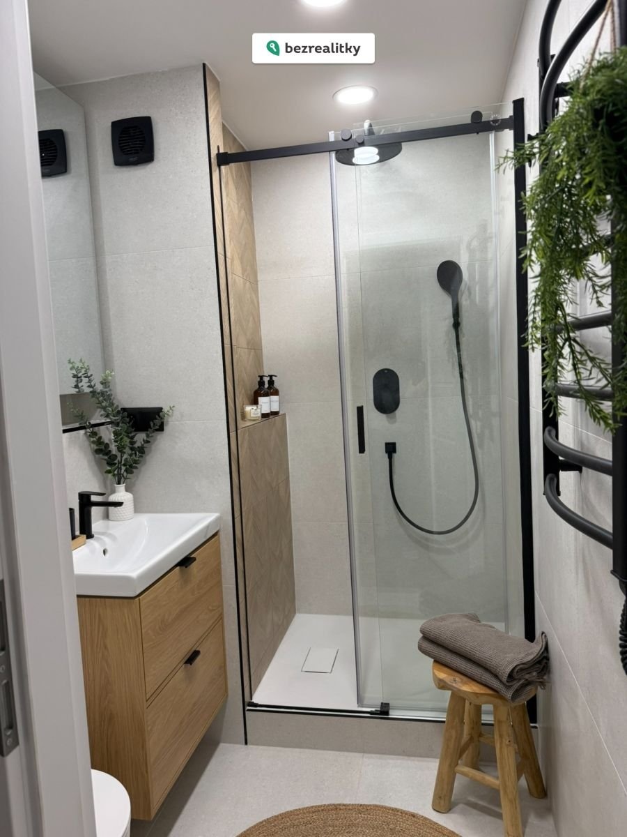 1774890405-hggqyhgffb-021