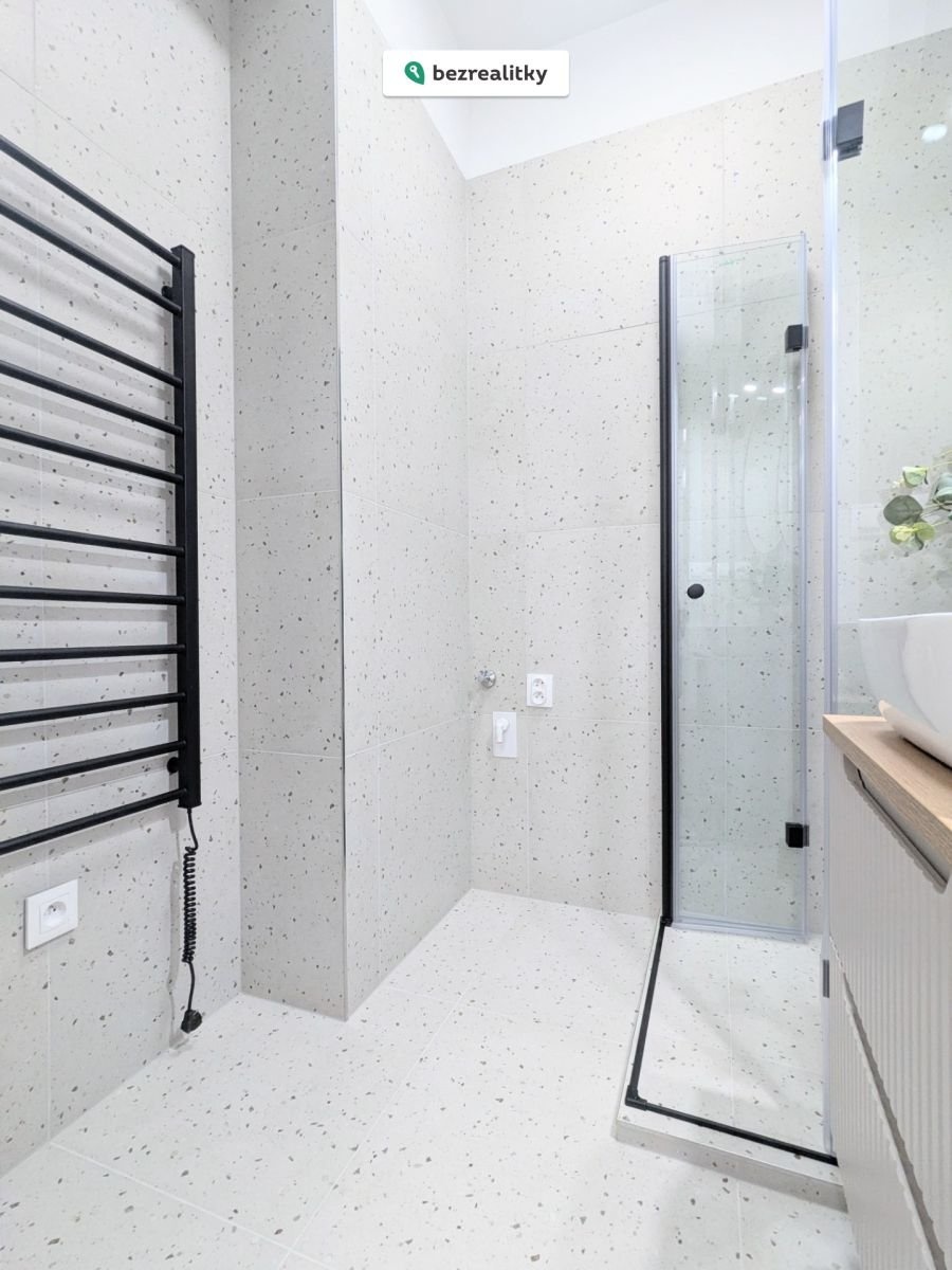 1775841735-bvwaobgvay-1000227848