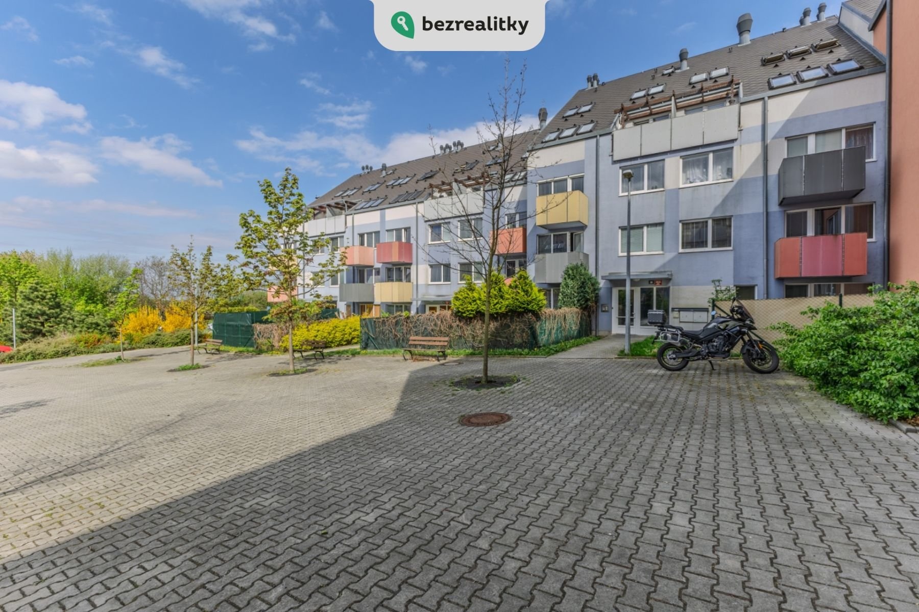 1746366736-zebgbmwnbw-17-budova-zvenku