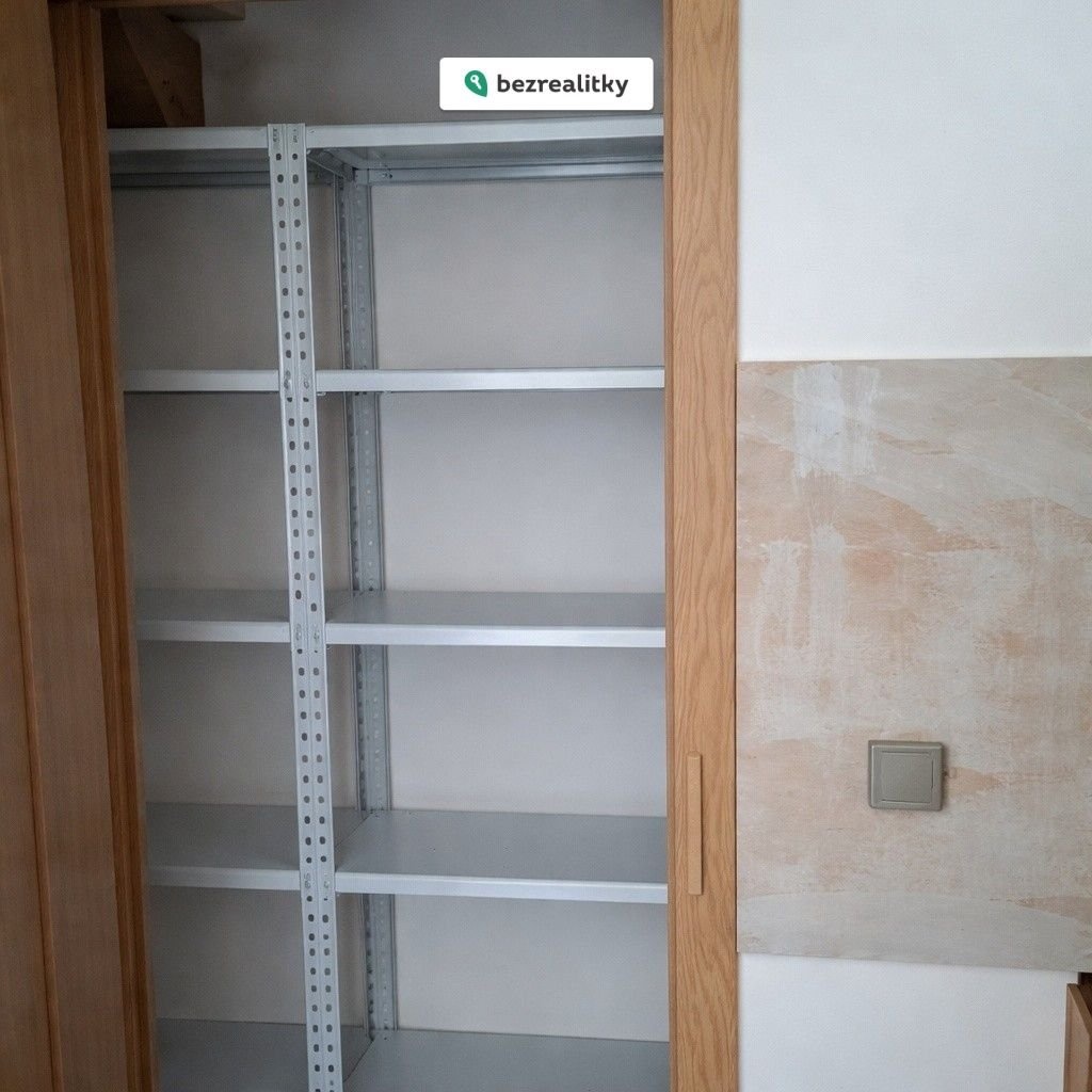 1773915157-vlmmtlrpbx-komora