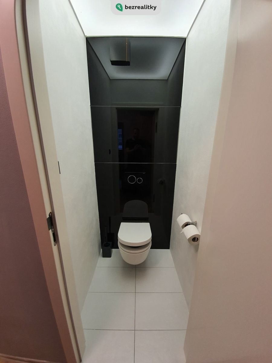 1744639494-otvyiamrzk-20200503-194443